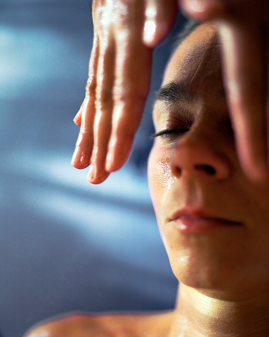 Frau genießt eine ayurvedische Massage, Wellness Anwendung, Deutschland