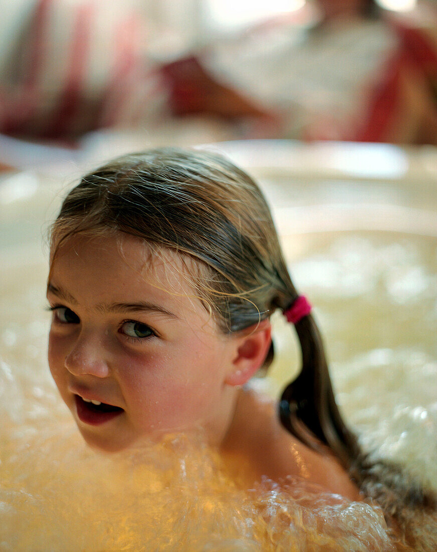 Fünfjähriges Mädchen in einem Whirlpool, Wellnessbereich eines Hotels, Deutschland
