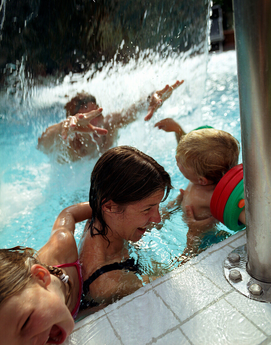 Familie hat Spaß im Hotelpool, Deutschland