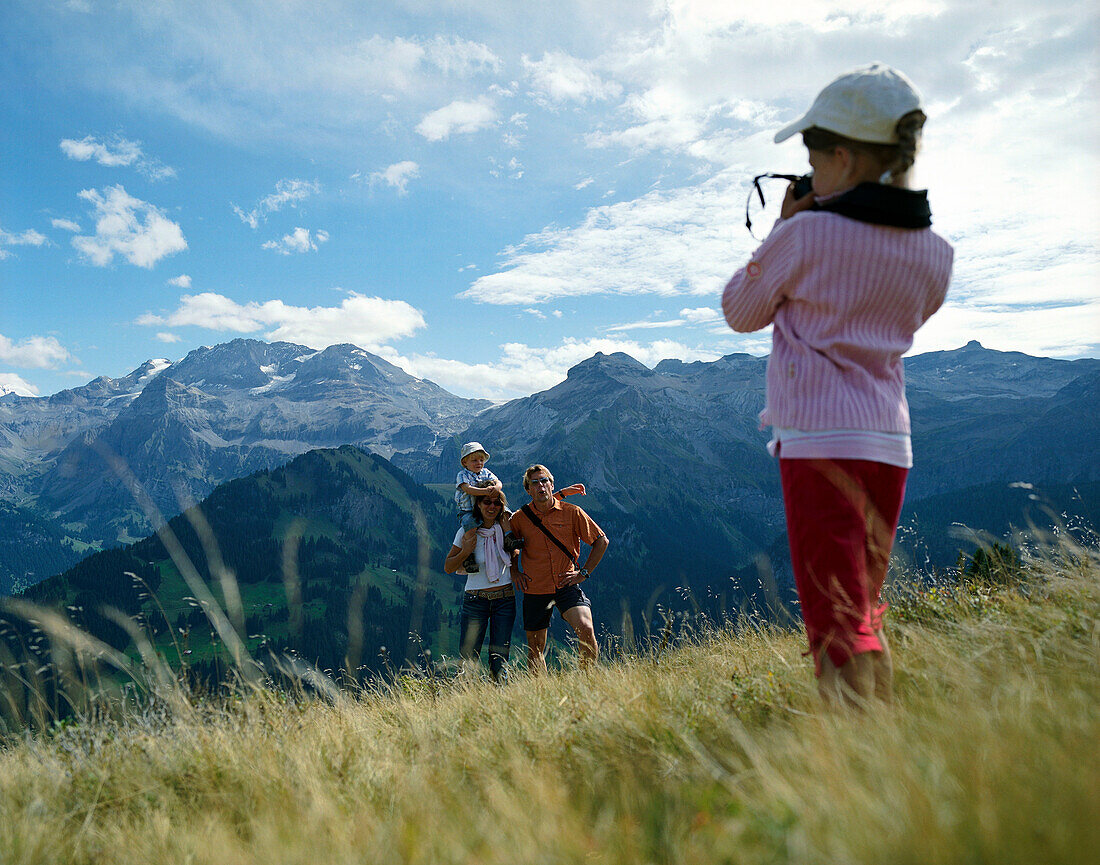 Mädchen fotografiert Familie, Simmental, Berner Alpen, Kanton Bern, Schweiz
