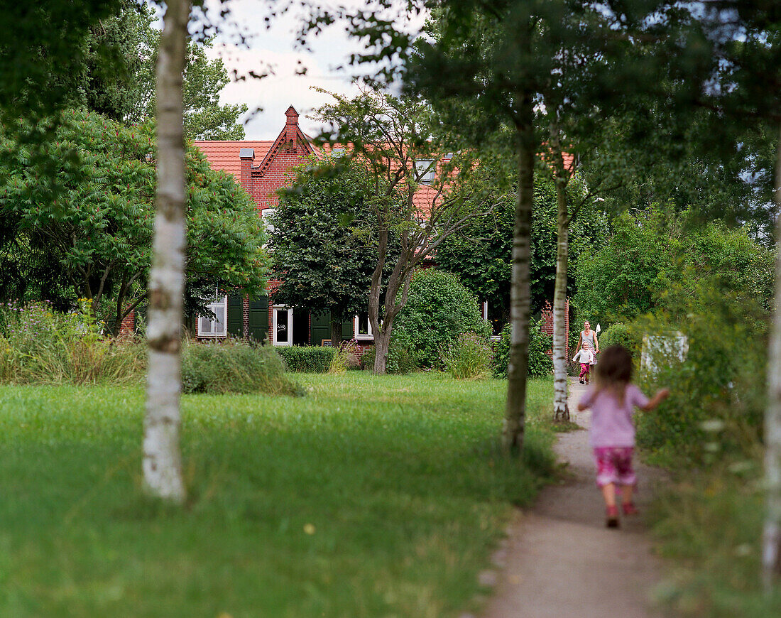 Mutter mit zwei Kindern im Garten, Seehotel Neuklostersee, Nakenstorf, Mecklenburg-Vorpommern, Deutschland