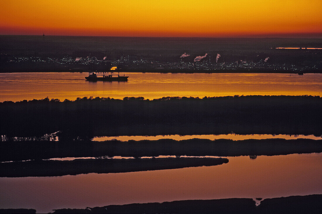 Luftbild Elbe, Norddeutschland, Sonnenuntergang, Chemiewerk