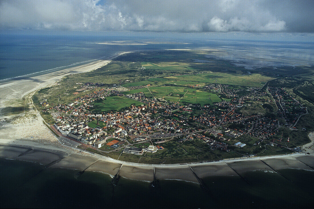 Luftbild, Borkum, Insel, Ostfriesische Inseln, Watt, Wattenmeer, Strand, Meer, Dünen, Wolken, Nordseeküste, Nordsee, Niedersachsen