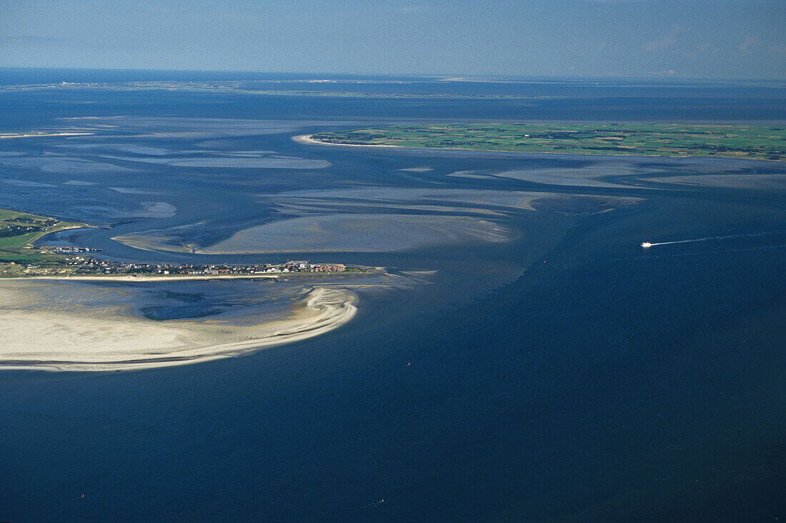 aerial photo of the North Sea islands of Föhr and Amrum, tidal flats, North Frisian islands, federal state of Schleswig-Holstein, northern Germany