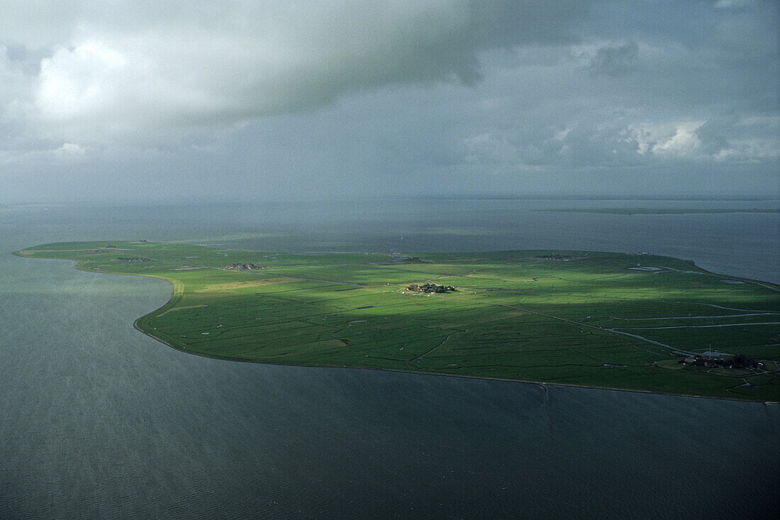 Luftbild Hallig Hooge, Nordfriesische Inseln, Halligen, Watt, Wattenmeer, Nordsee, Wolken, Schleswig-Holstein