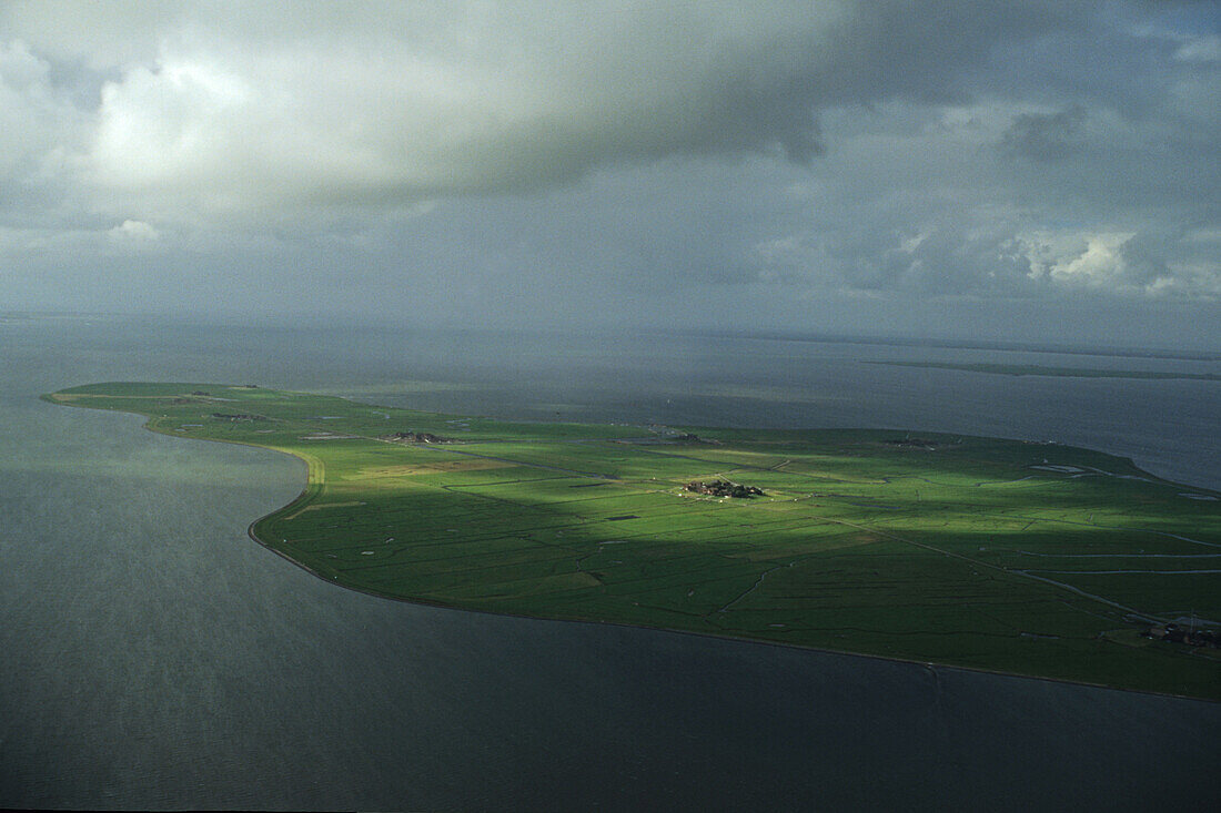 Luftbild Hallig Hooge, Nordfriesische Inseln, Halligen, Watt, Wattenmeer, Nordsee, Wolken, Schleswig-Holstein