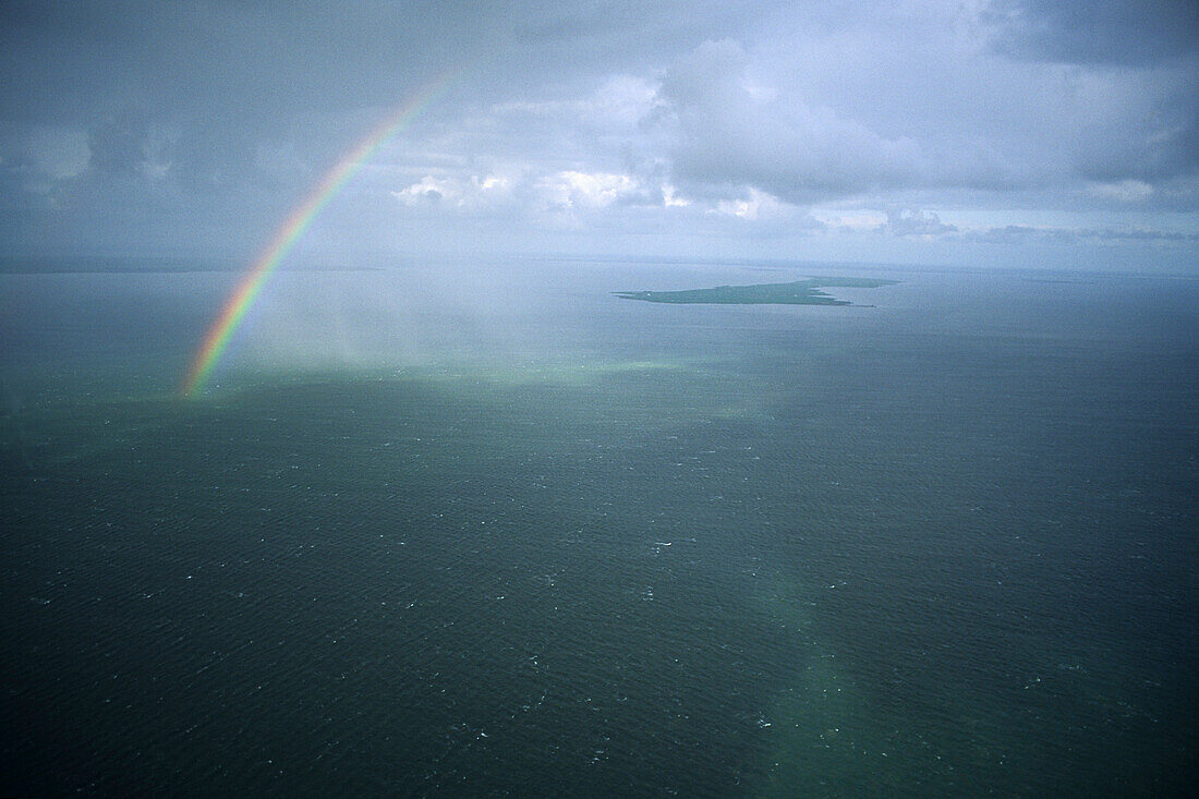 Regenbogen über Hallig Nordmarsch-Langeneß, Nordfriesische Inseln, Schleswig-Holstein, Deutschland