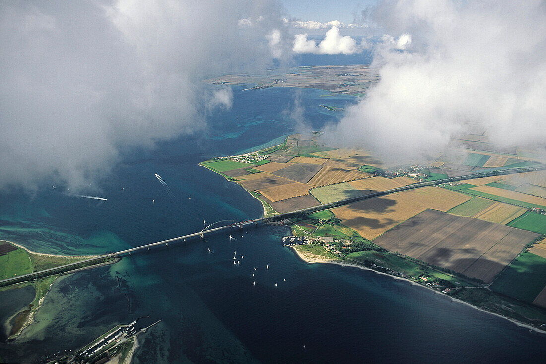 Luftbild Fehmarn, Fehmarnsund-Brücke, Fehmarn, Wolken, Ackerland, Felder, Landwirtschaft, Ostsee, Küste, Schleswig-Holstein