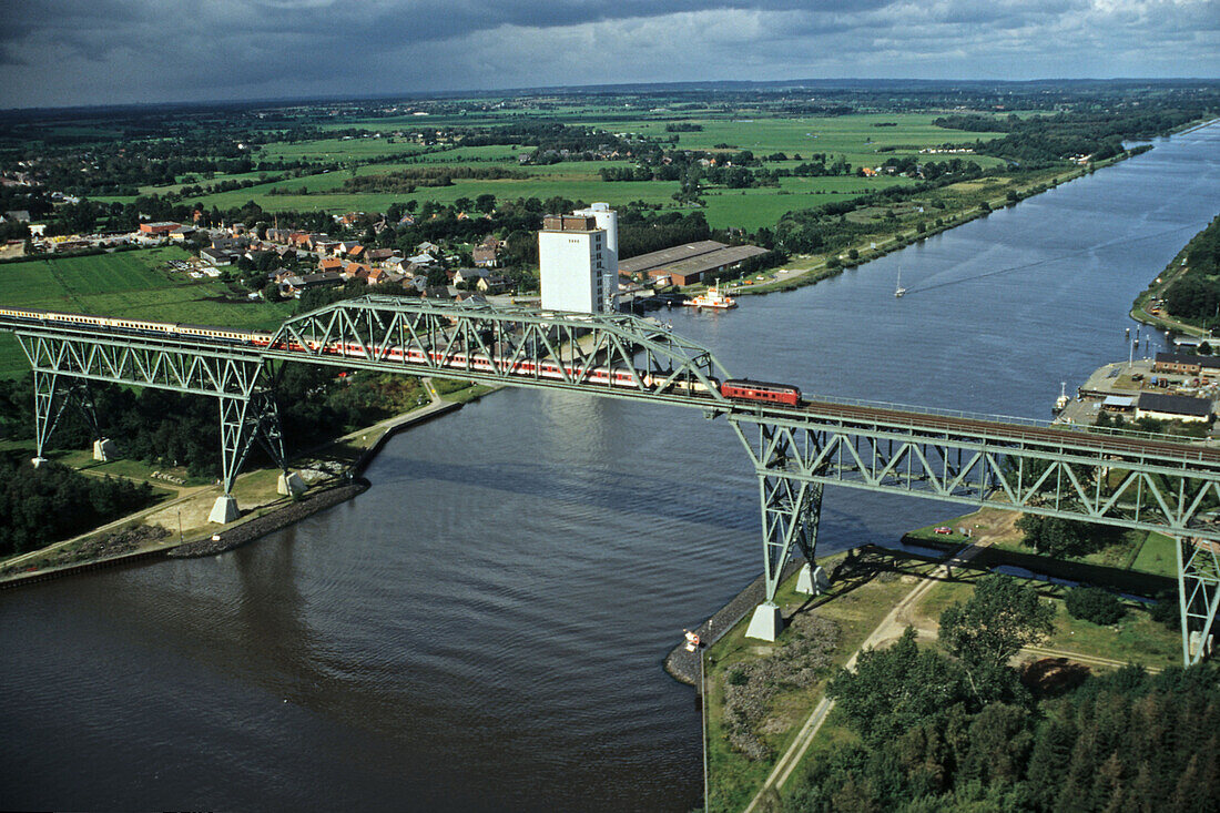 Luftbild Nord-Ostsee-Kanal, Eisenbahnbrücke, Hochdonn, Hochbrücke, Hochdonnbrücke, Eisenbahn, Zug, Schleswig-Holstein