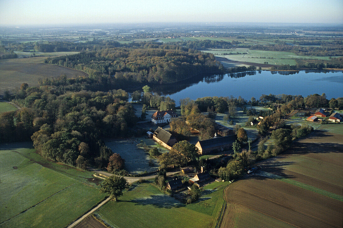 Luftbild Seenlandschaft, Holsteinische Schweiz, Plöner See, Rauhreif, Wiesen, Herrenhaus, Ufer, Wald, Schleswig-Holstein