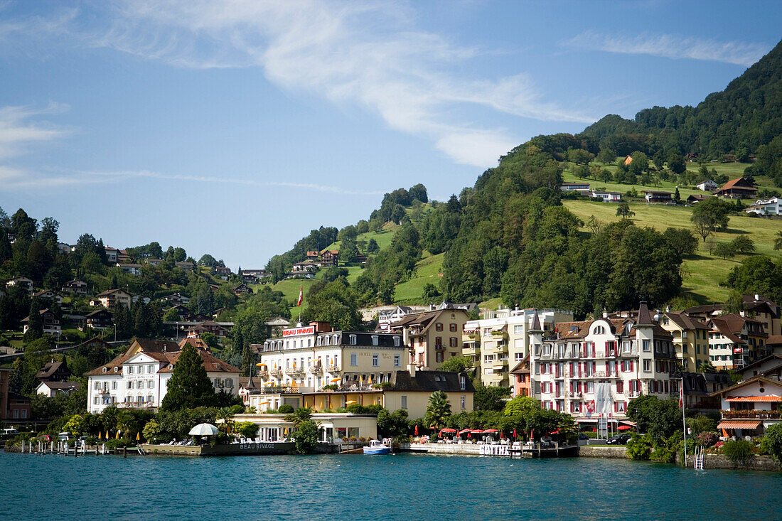 Blick über den Vierwaldstättersee auf Weggis, Kanton Luzern, Schweiz