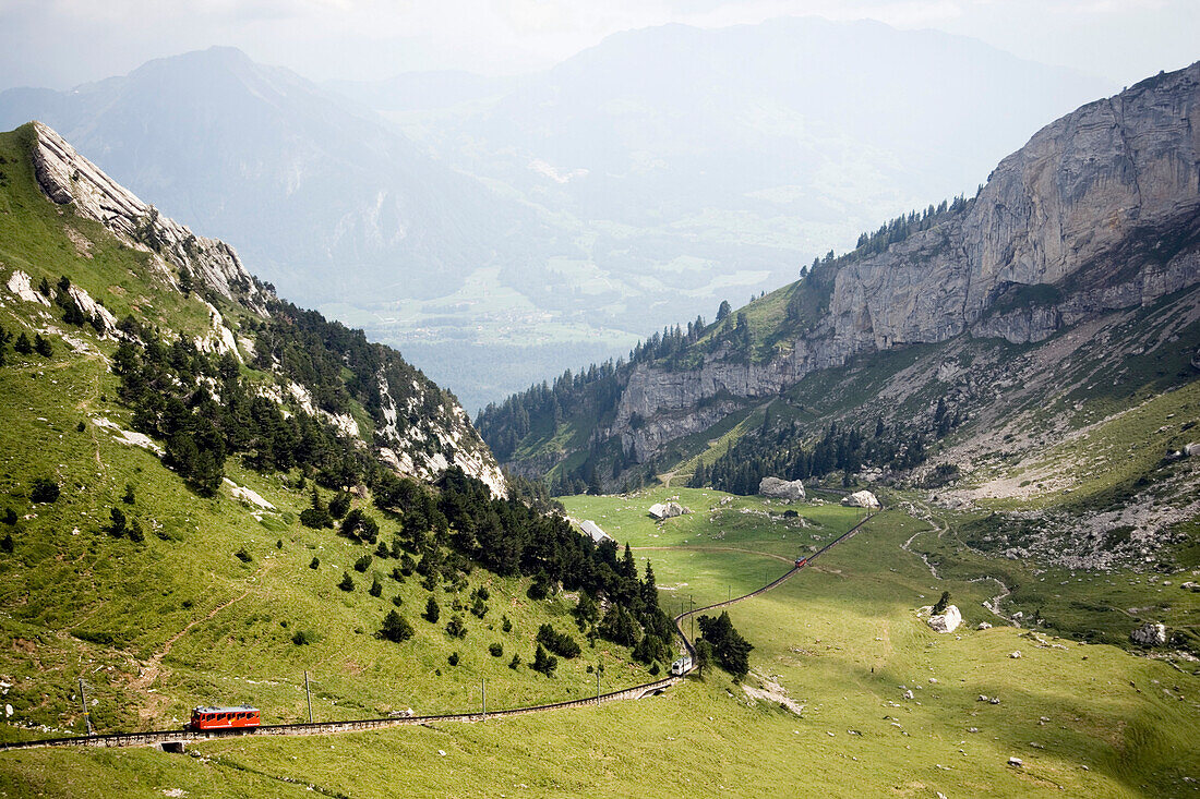 Pilatusbahn, steilste Zahnradbahn der Welt, Vierwaldstättersee, Pilatus (2132 m), Alpnachstad, Kanton Obwalden, Schweiz