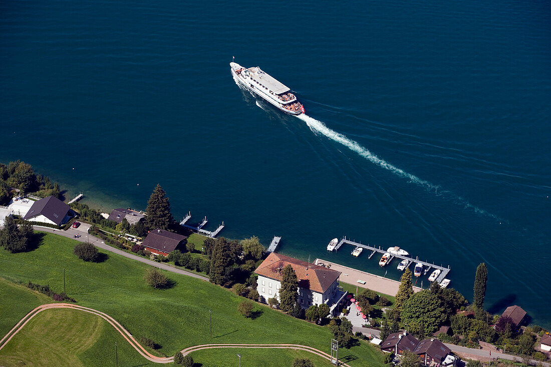 Blick von Bürgenstock (1128 m) über Vierwaldstättersee mit Ausflugsboot, Kehrsiten, Luzern, Kanton Luzern, Schweiz