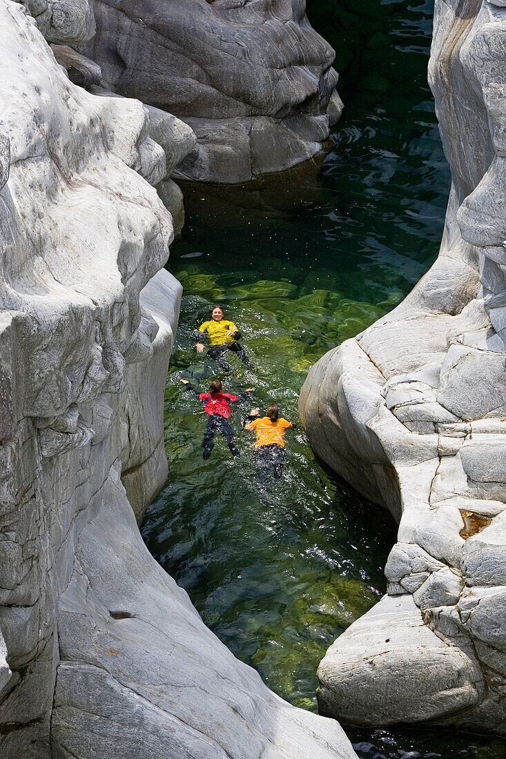 Junge Frauen beim Canyoning, Valle Maggia, Kanton Tessin, Schweiz, MR