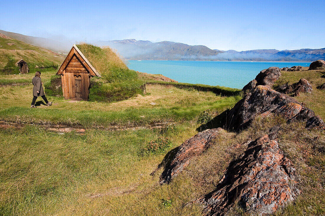 Die nachgebaute erste Kirche Grönlands steht in Qassiarsuk. Der Ort an dem sich gemäss Überlieferung die ersten Wikinger unter Eric der Rote niederliessen, Qassiarsuk, Süd Grönland