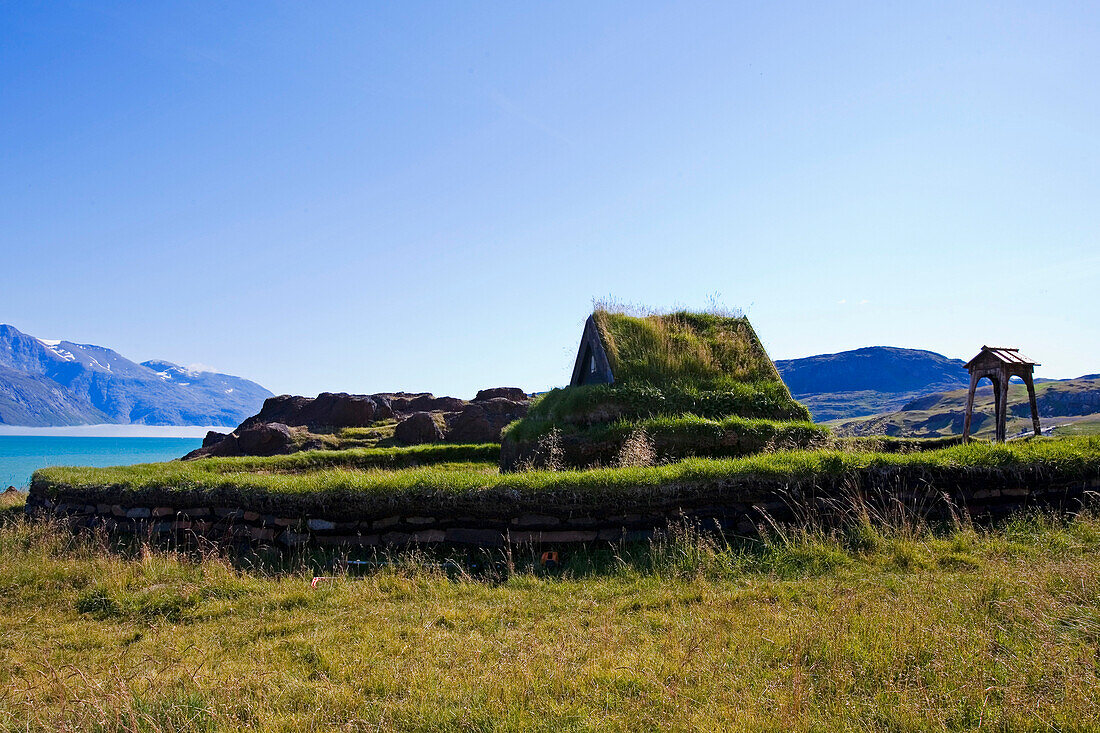 Die nachgebaute erste Kirche Grönlands steht in Qassiarsuk. Der Ort an dem sich gemäss Überlieferung die ersten Wikinger unter Eric der Rote niederliessen. . Süd Grönland.