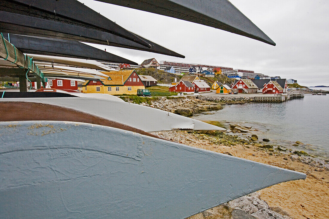 Gestapelte Kayaks vor Nuuk, Grönland