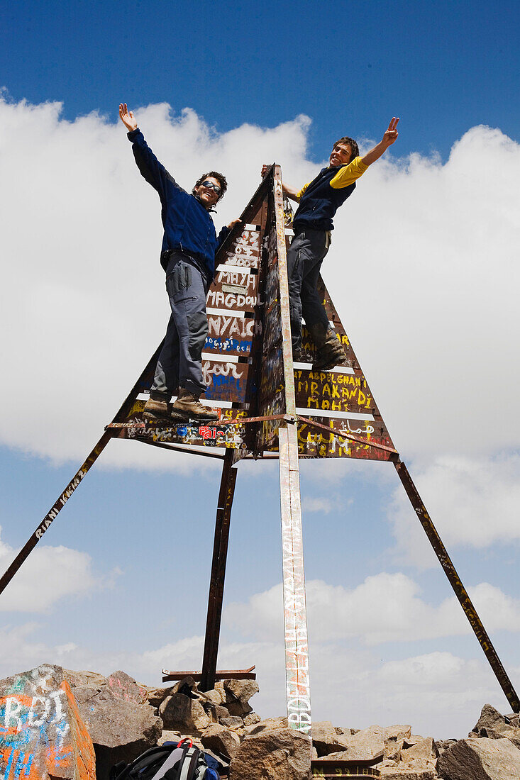 Zwei junge Bergsteiger auf dem Gipfel des Djebel Toubkal, Atlas Gebirge, Marokko