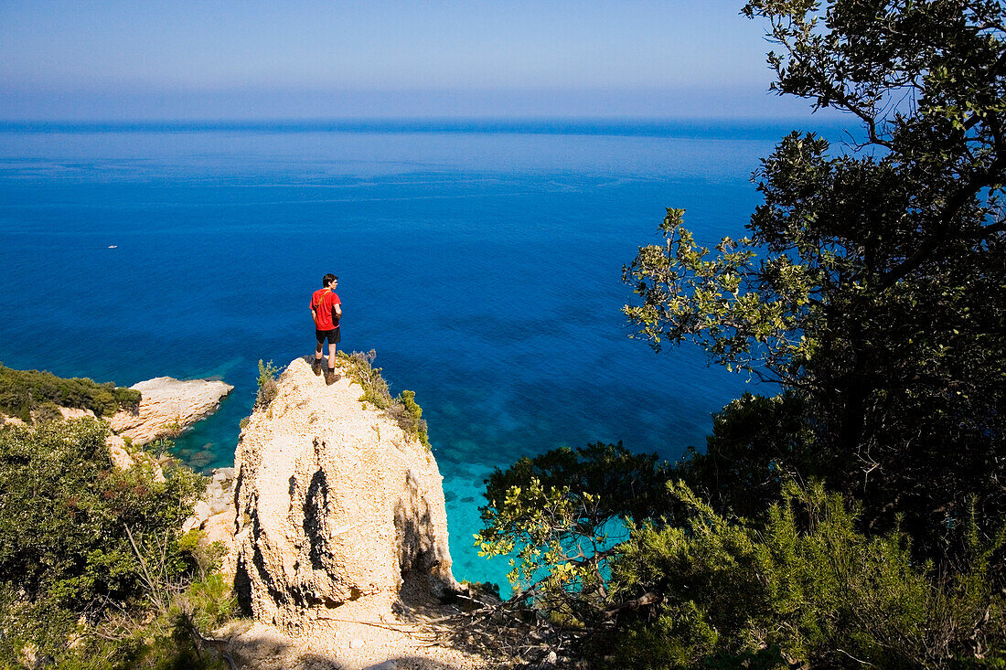 Golfo di Orosei, Sardinien, ein junger Mann schaut auf das Meer, Italien, MR
