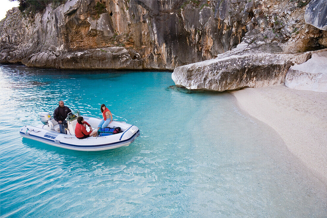 Touristen im Schlauchboot beim Golfo di Orosei, Cala Goloritzé, Sardinien, Italien