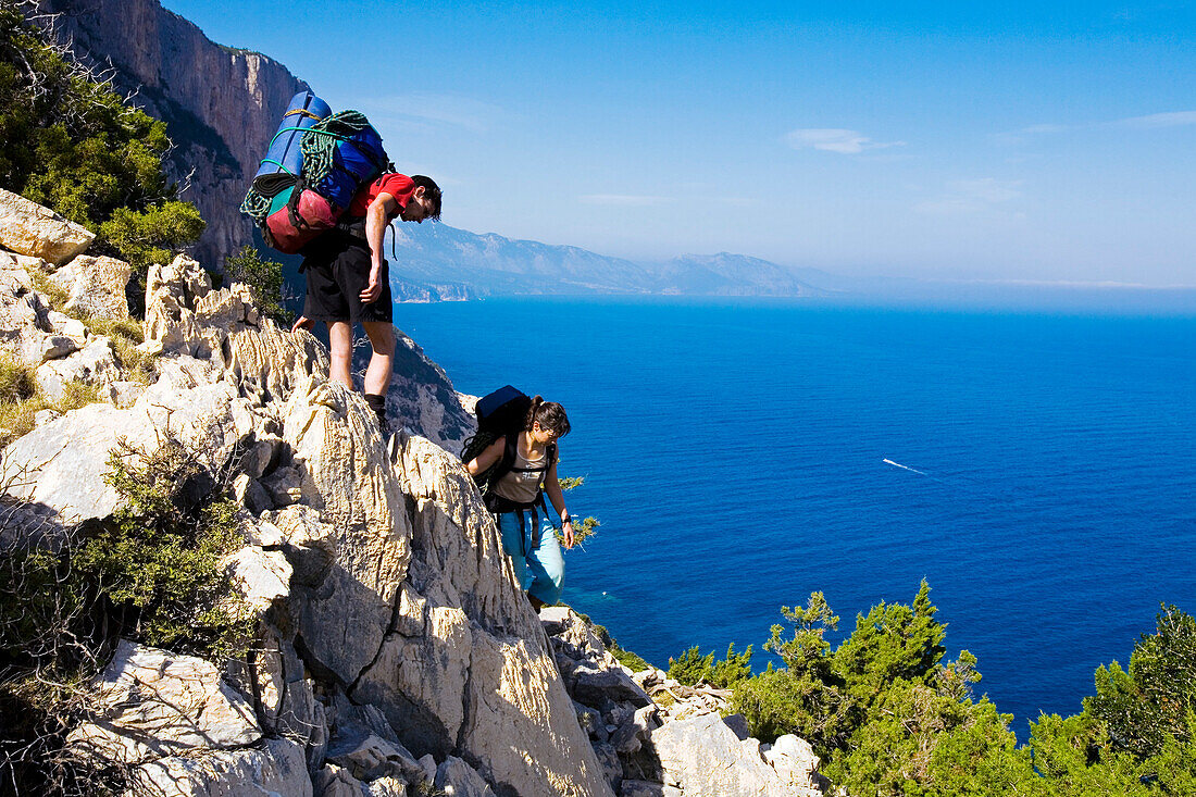 Eine junge Frau, ein junger Mann beim Wandern, Il Sentiero Selvaggio Blu in Sardinien, Golfo di Orosei, Italien