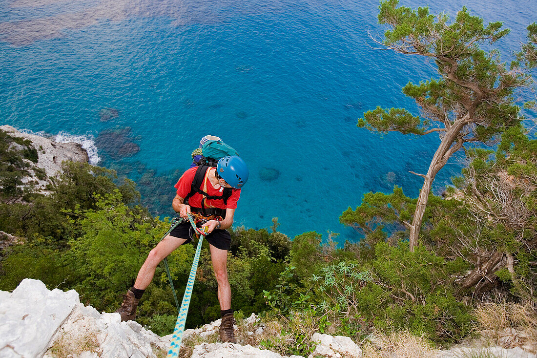 Mann seilt sich ab, Il Sentiero Selvaggio Blu, Golfo di Orosei, Sardinien, Italien, MR