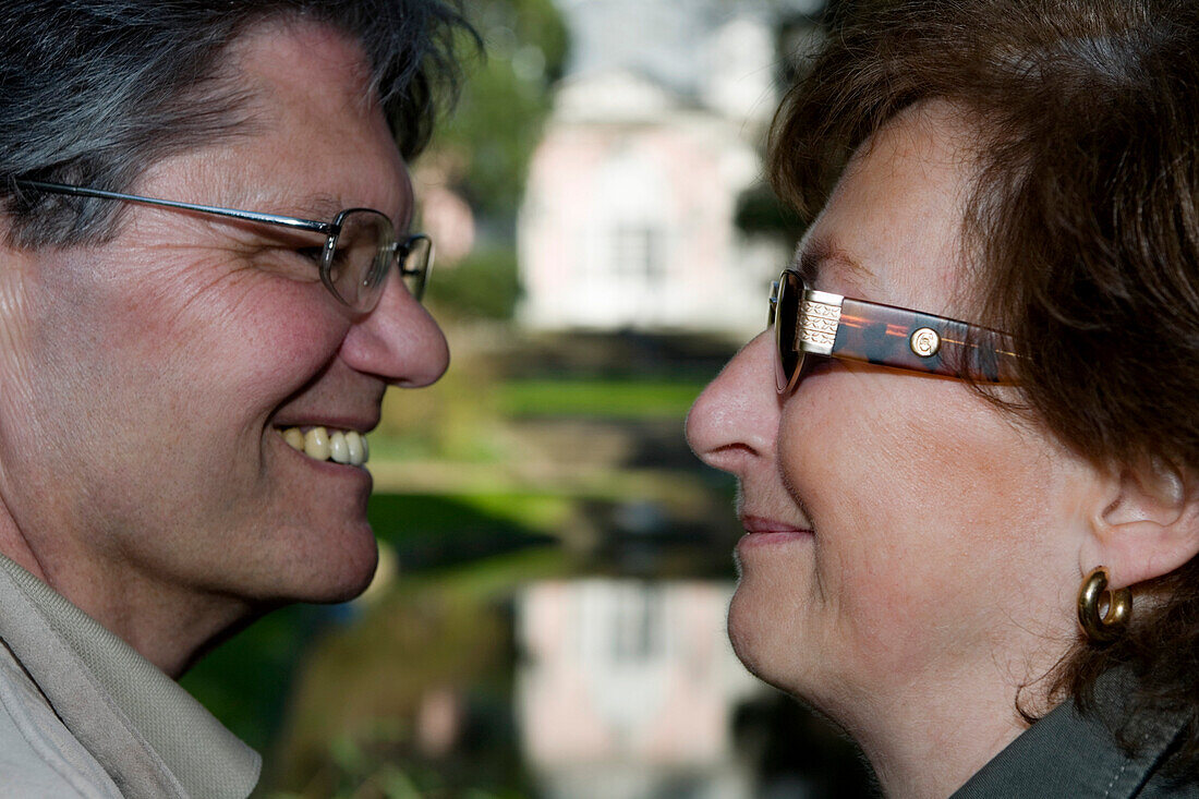 Älteres Ehepaar lächelt sich an, Schloß Benrath, Düsseldorf, Landeshauptstadt von NRW, Nordrhein-Westfalen, Deutschland