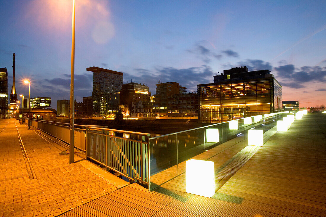 Medienhafen in Düsseldorf bei Nacht, Zollhafen, Nordrhein-Westfalen, Landeshauptstadt in NRW, Deutschland