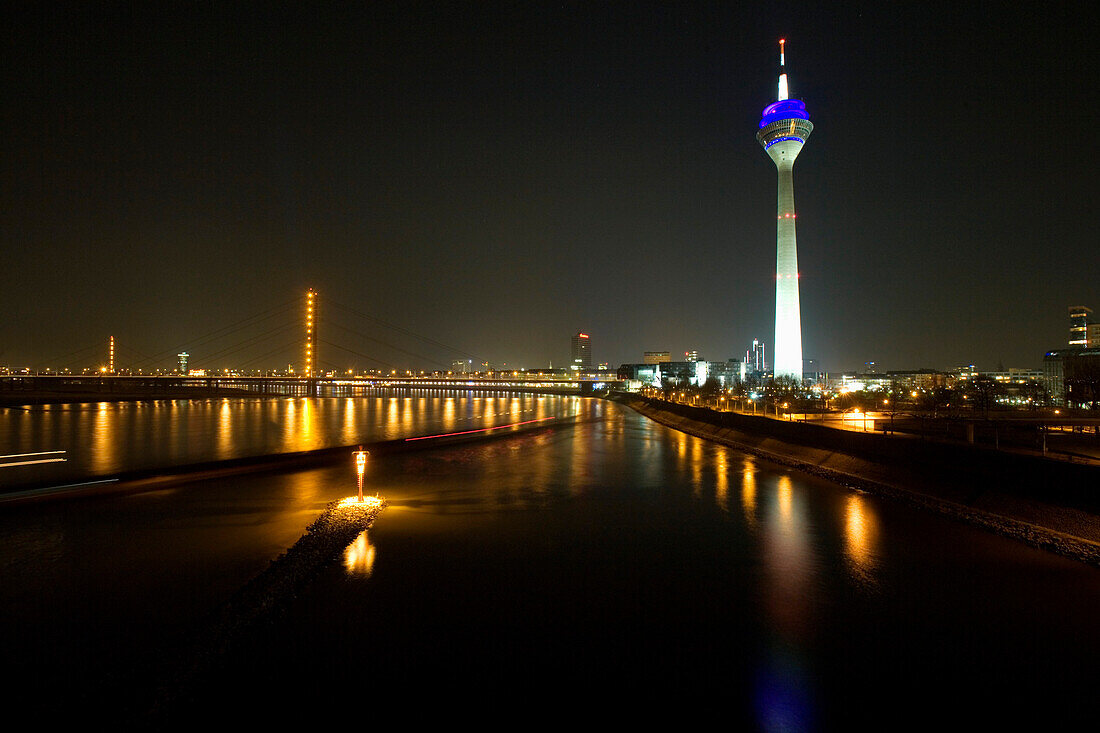 Medienhafen in Düsseldorf bei Nacht mit Fernsehturm, Rheinturm im Hintergrund, Nordrhein-Westfalen, Landeshauptstadt in NRW, Deutschland