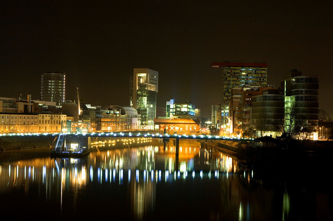 Medienhafen, Düsseldorf bei Nacht, Zollhafen, Nordrhein-Westfalen, Landeshauptstadt in NRW, Deutschland