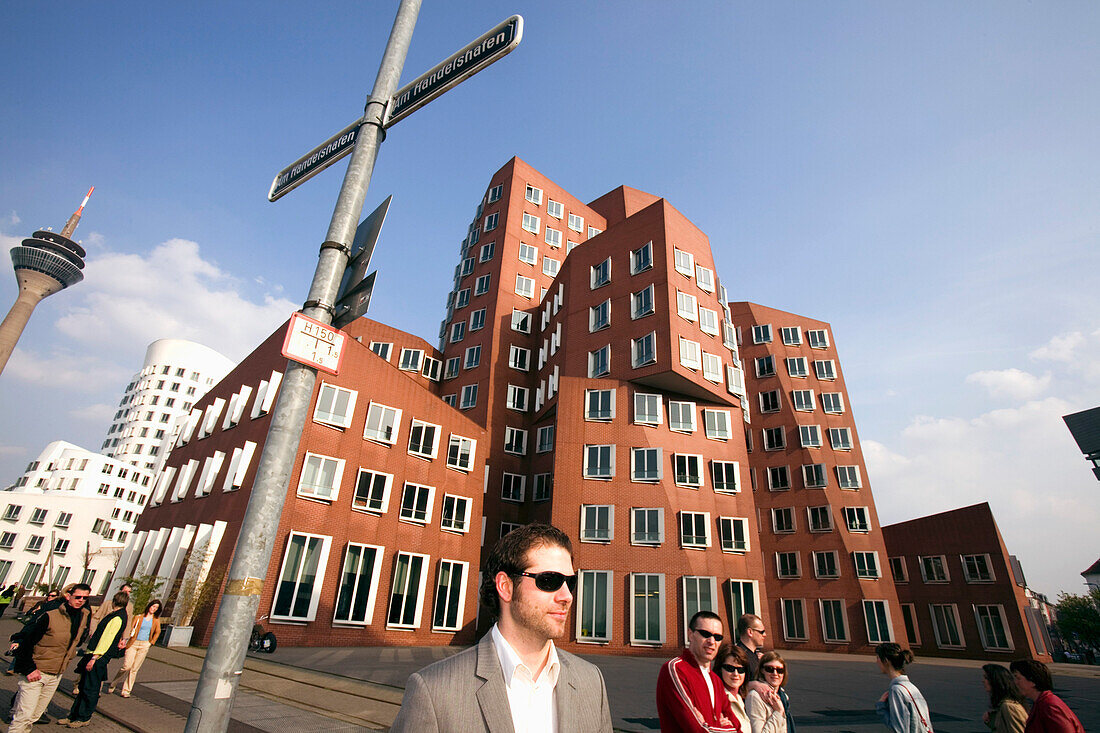 Junger Geschäftsmann vor Neuer Zollhof, Architektur von Frank O.Gehry, Medienhafen in Düsseldorf, Nordrhein-Westfalen, Landeshauptstadt in NRW, Deutschland