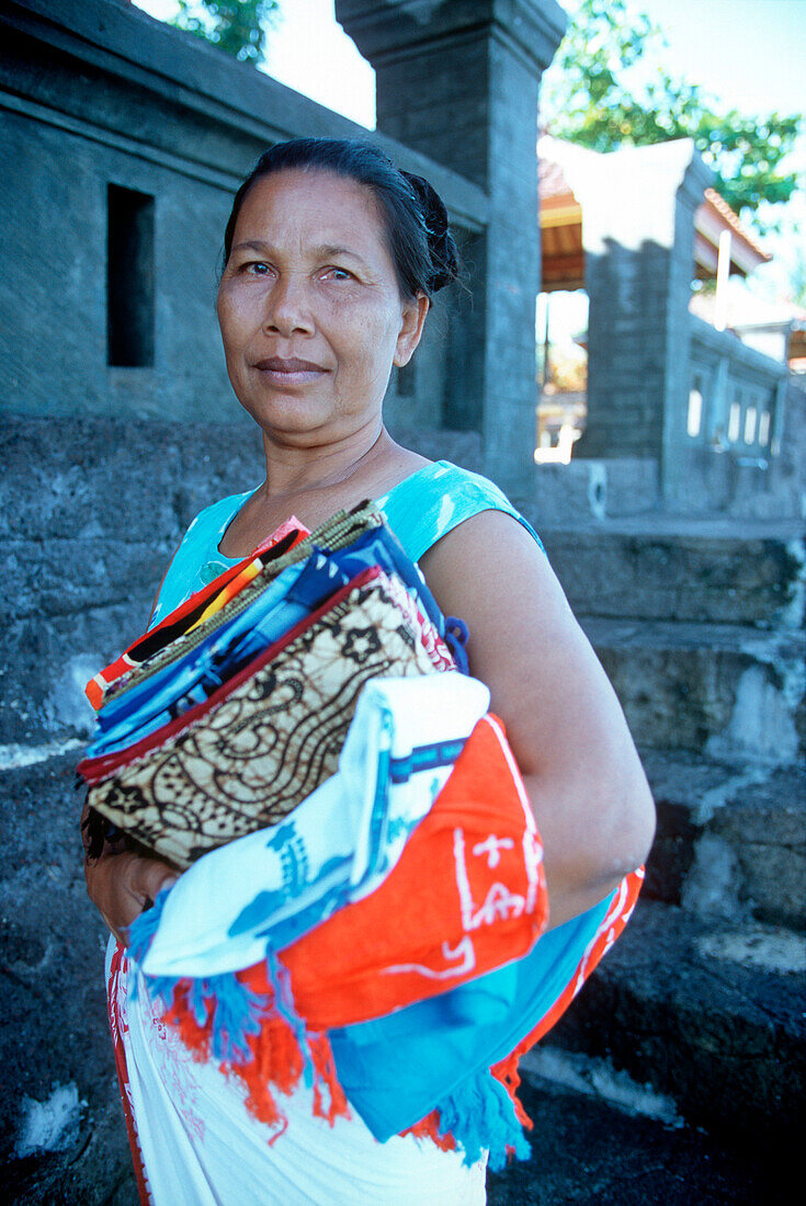 Portrait von einer indonesischen Frau, Lovina beach, Bali, Indonesien, Asien, hält Sarongs in der Hand, traditionelle Kleidung, verkaufen, Tourismus, Touristen, Geld verdienen, freundlich, offen, Reise, Fernreise, Urlaub, exotisch, Lebensweise, Kultur, Ma