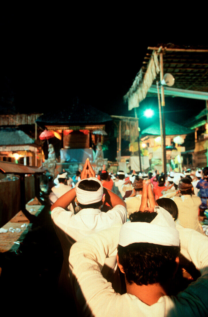 praying people in a tempel, Bali, Indonesia, Asia, tourism, tourist, mystic, religion, culture, tradition, belief, covered heads, rules, Hinduismto be in awe, together, united, travel, journey, exotic