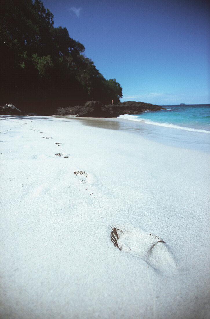 Fußspuren im Sand, Strand, Bali, Indonesien, Asien, weißer Sand, Spuren, Weg, einsam, weich, Urlaub, Reise, entspannen, Strand, Meer, Wasser, Felsen, blauer Himmel