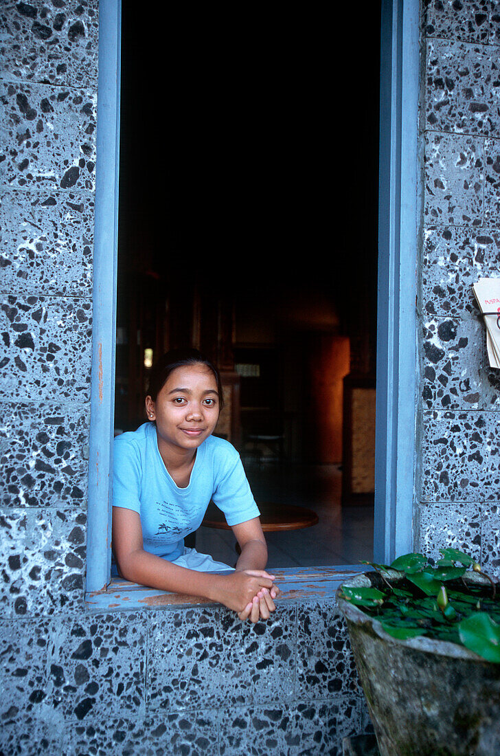 Portrait von einer jungen Indonesierin, Ubud, Bali, Indonesien