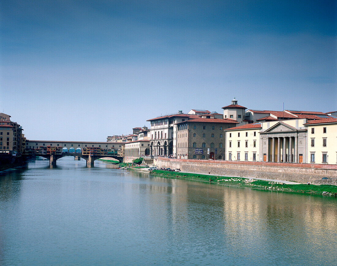 Ponte Vecchio in Florence, Toskana, Italy, ancient bridge, trade, sightseeing, landmark, tourism, tourists, hot spot, river Arno, bank, water, waterfront