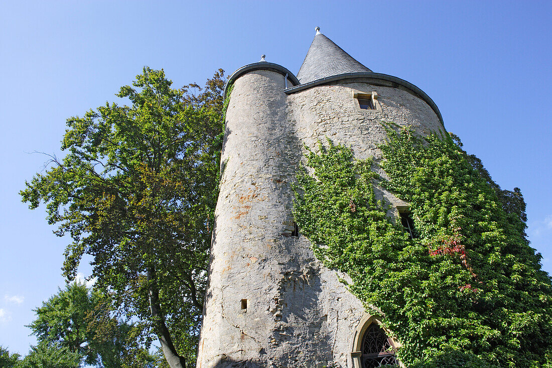 Turm des Schlosses von Schengen. 1871 wurde er von Victor Hugo gezeichnet. Diese Zeichnung findet als Weinetikett noch immer weite Verbreitung. Luxemburg