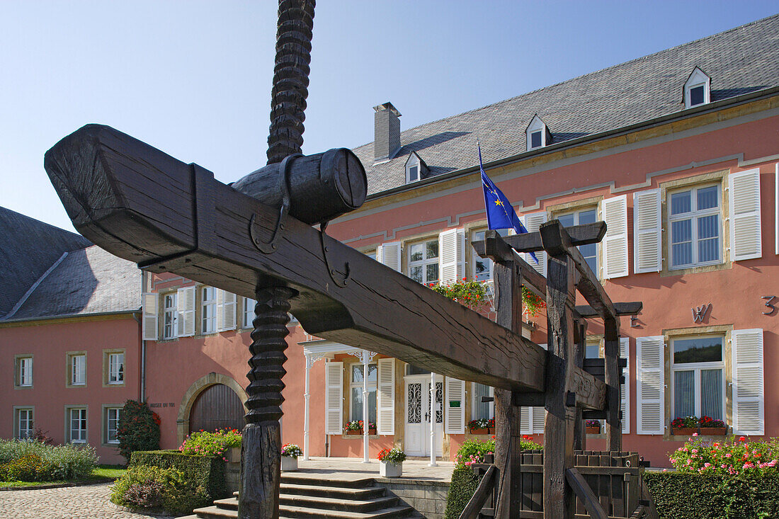 Alte Weinpresse vor dem Weinmuseum in Ehnen, Moseltal, Luxemburg