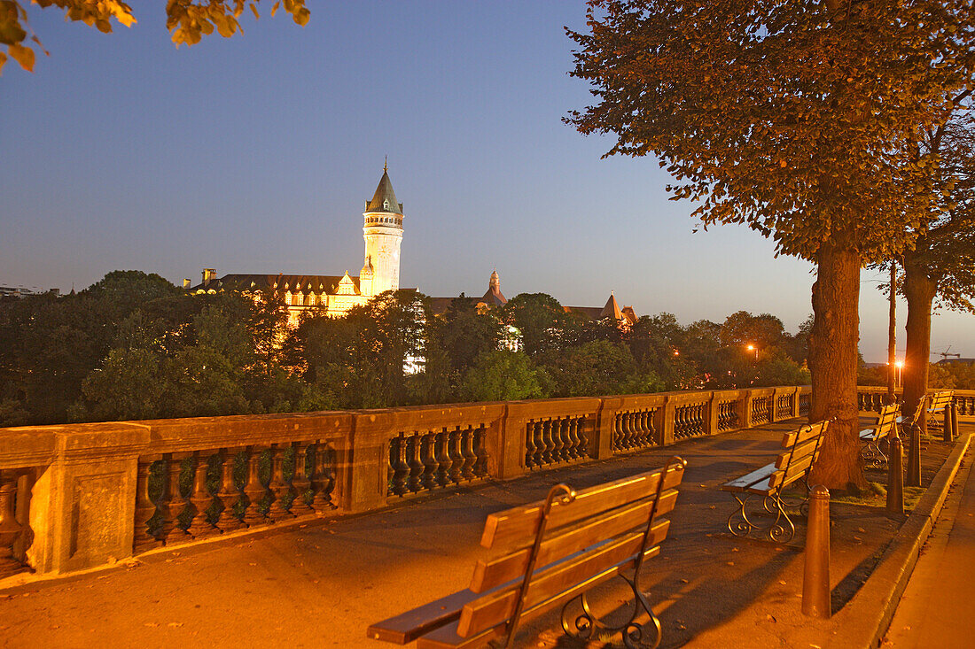 Bänke mit Blick auf die Staatssparkasse am Abend, Luxemburg, Luxemburg, Europa