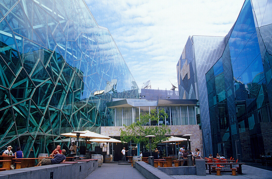 Federation Square ist als Ort konzipiert an dem Menschen zusammen kommen. Neben einigen Museen und Sammlungen beherbergt es auch Pubs, Cafes und Restaurants. Es befindet sich Downtown Melbourne, Victoria, Australien