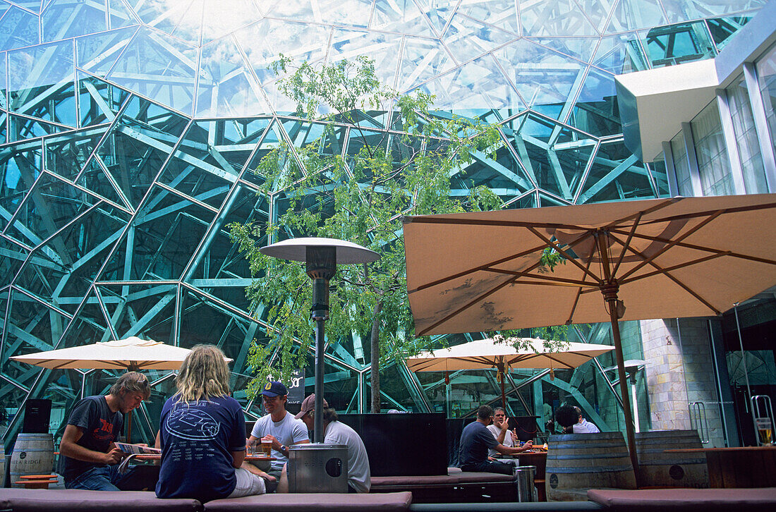 Federation Square ist als Ort konzipiert an dem Menschen zusammen kommen. Neben einigen Museen und Sammlungen beherbergt es auch Pubs, Cafes und Restaurants. Es befindet sich Downtown von Melbourne, Victoria, Australien