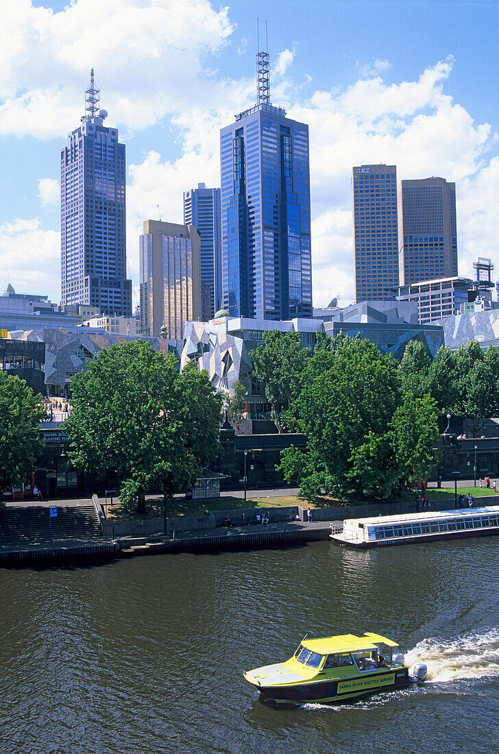 Yarra River und die Hochhäuser der Innenstadt von Melbourne, Victoria, Australien