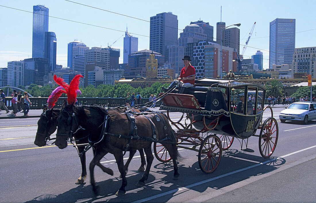 Pferdekutsche vor der Skyline von Downtown Melbourne, Victoria, Australien