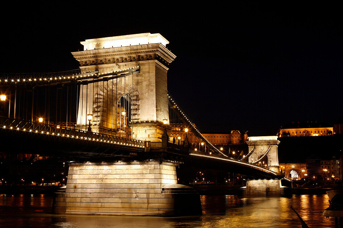 Die Kettenbrücke bei Nacht, Budapest, Ungarn