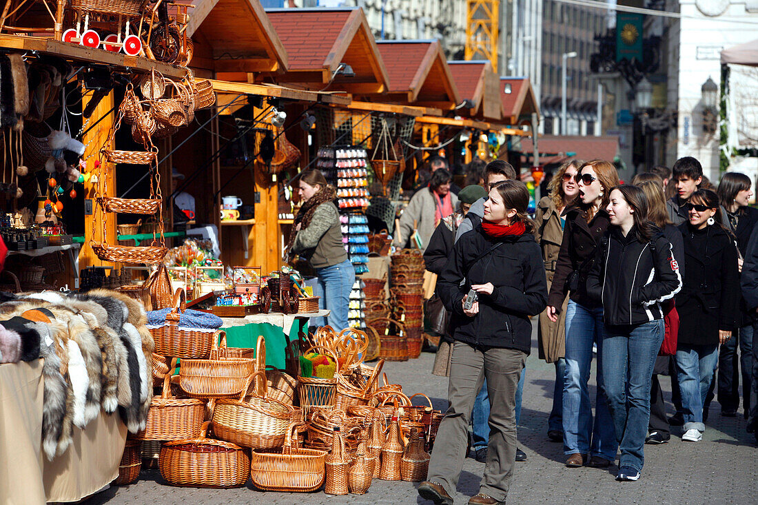 Touristen beim Einkaufen, Vorosmartyplatz, Budapest, Ungarn