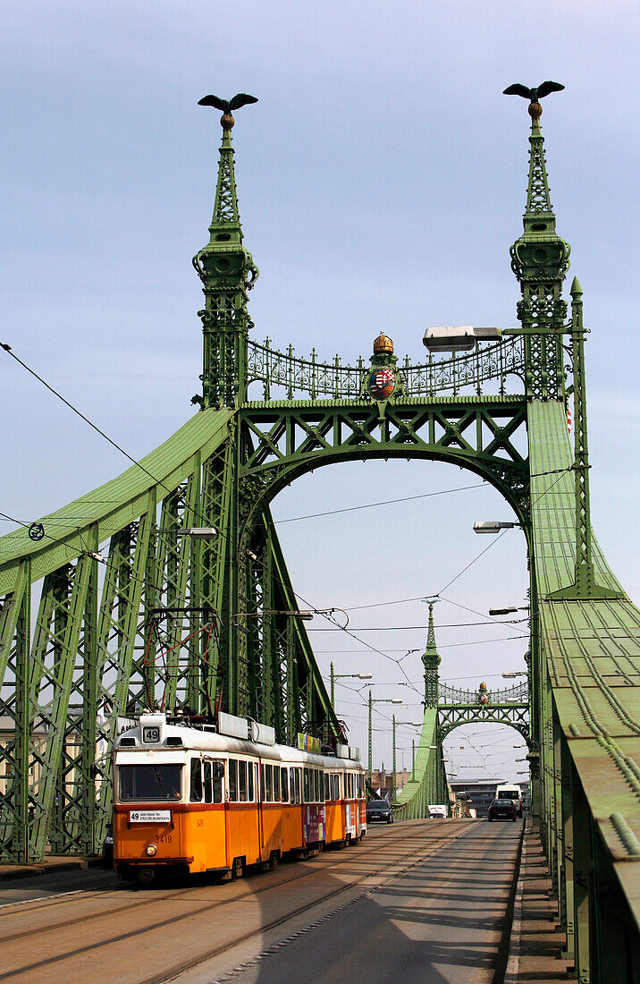 Ein Strassenbahn fährt über die  Freiheitsbrücke, Budapest, Ungarn