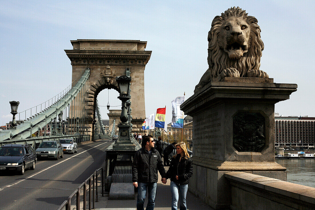 Leute gehen über die Kettenbrücke, Budapest, Ungarn