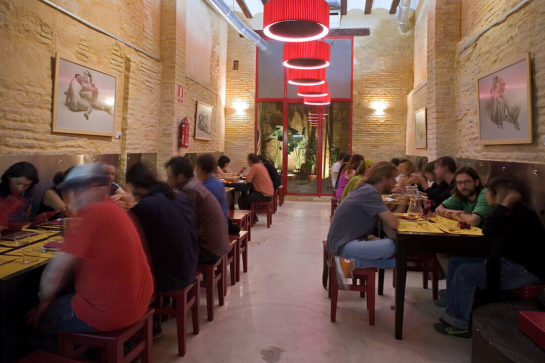 Valencia, Abends, moderne Restaurant junge Leute