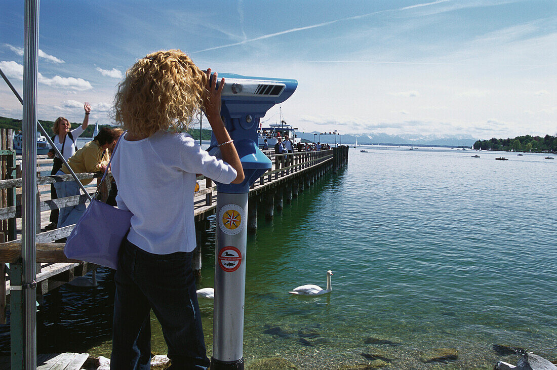 Frau mit Fernrohr, Starnberger See, Bayern, Deutschland