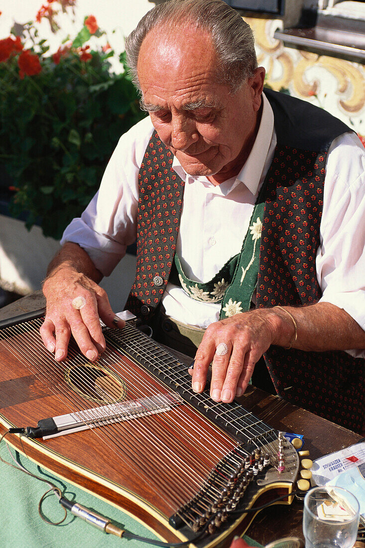 Ältere Mann spielt Zitter, Zitterspieler, Bayern, Deutschland